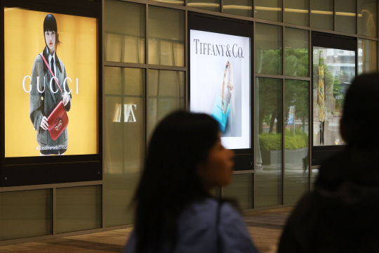 서울의 한 명품관 앞. 연합뉴스.